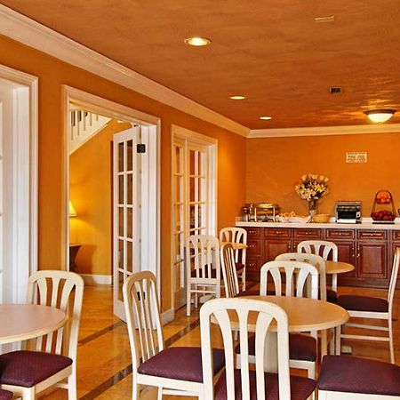 Courtyard Inn Норт-Хайлендс Ресторан фото